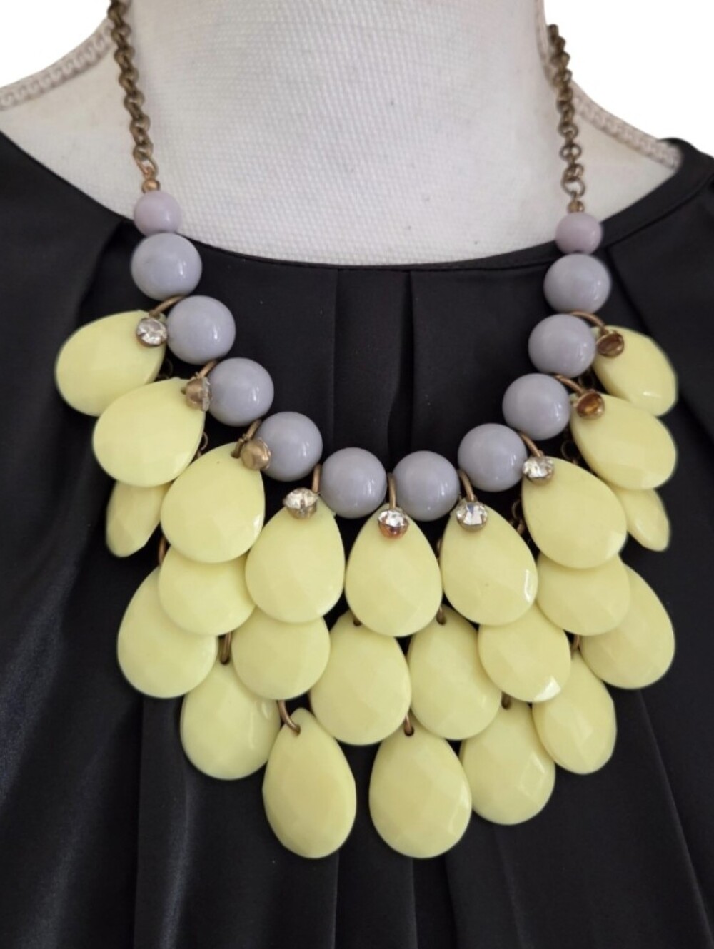 ​chunky pastel yellow bib necklace faceted teardrop bead collar READ